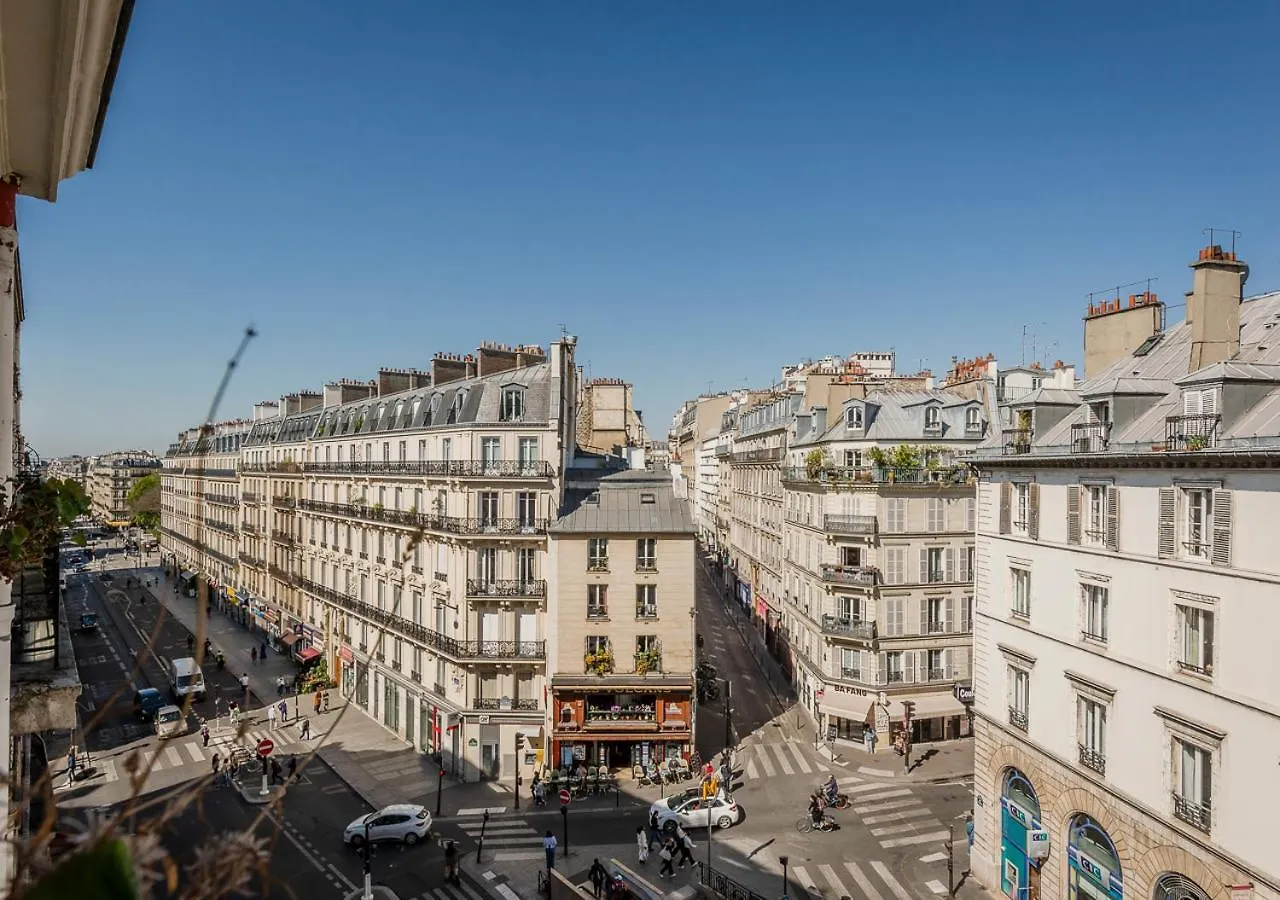 La Pause Parisienne, Au Pied Du Metro Daire Fransa